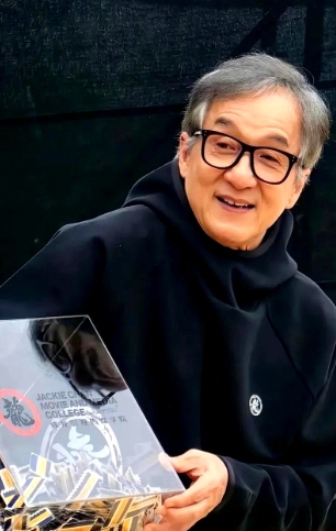 主持人问成龙：“你有微信吗？”成龙摇摇头：“没有。”主持人惊讶：“你没有微信？”