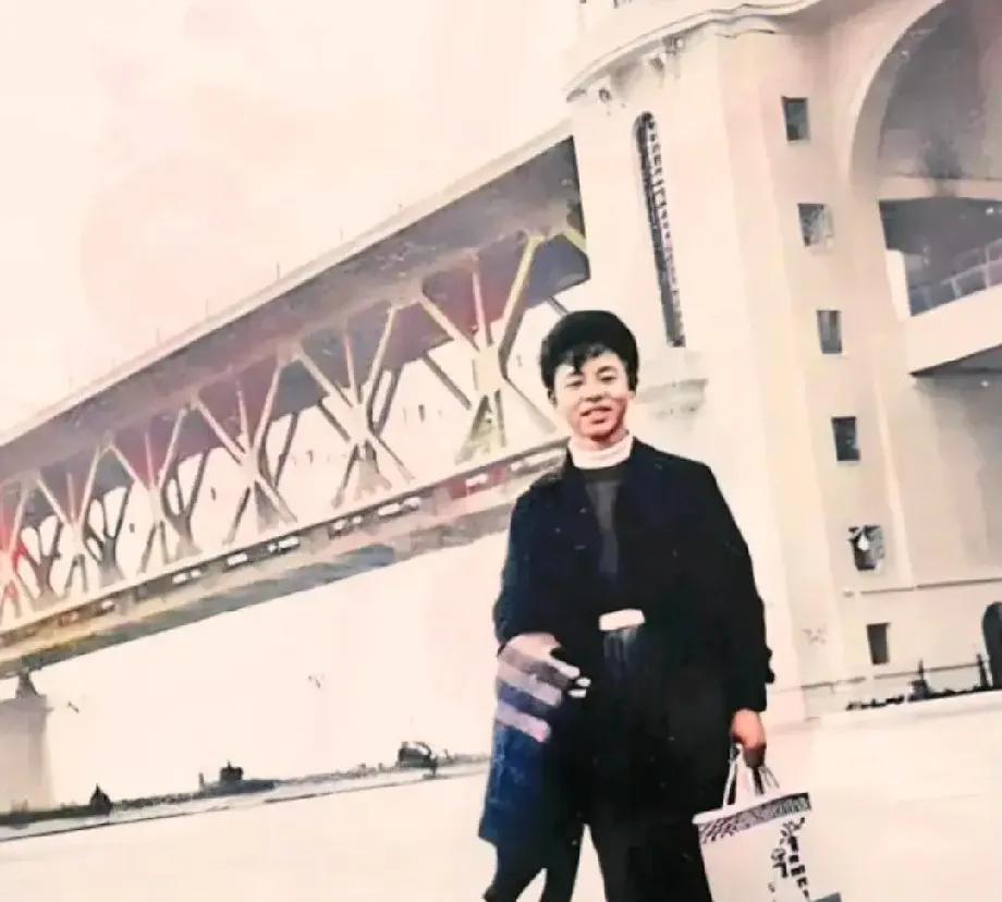 1958年，18岁的他在武汉长江大桥下拍下，我们这一代从小就向他学习，有眼力好的