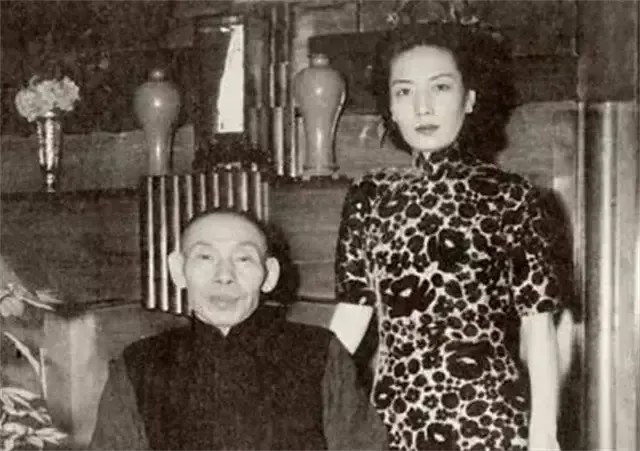 孟小冬这个名字在舞台上是远超众人的存在，很多军官和大佬都是她的忠实粉丝，但离开了