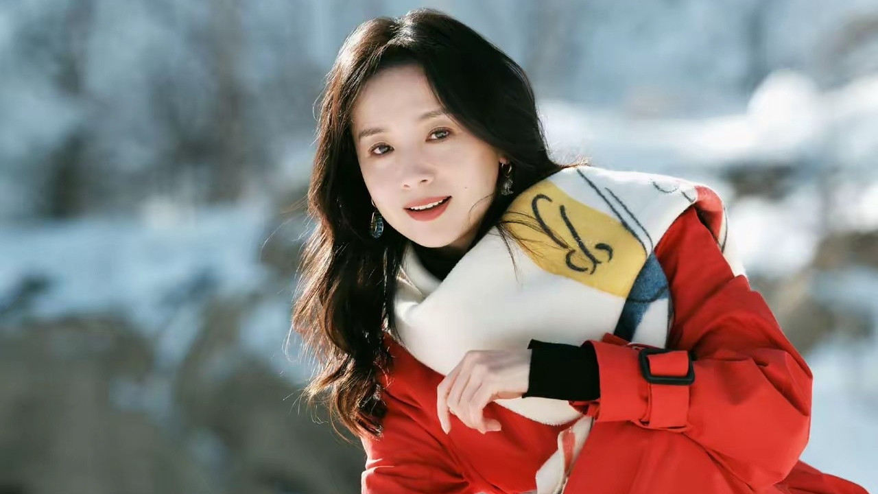 45岁董洁身着一袭红色大衣的身影格外动人