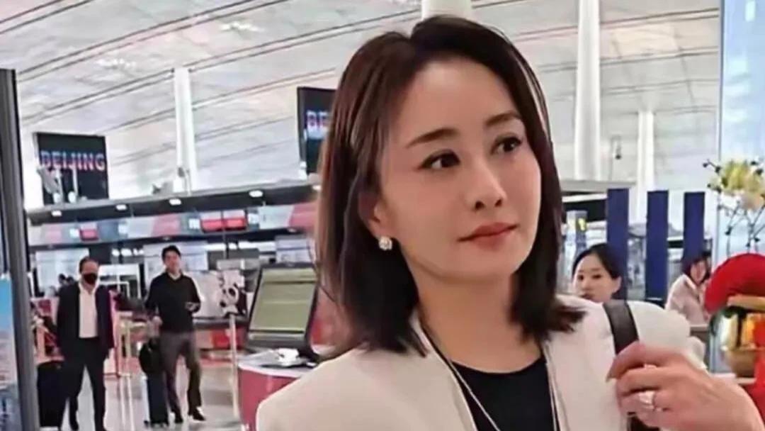 51岁陈德容机场路透流出，美貌依旧抗打！