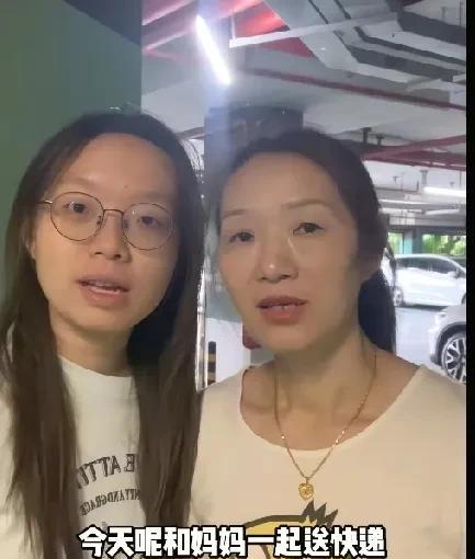 大妹陪妈妈送快递
看到妈妈这卡通T恤
下摆都断开了
这一幕让多少人泪目了
想想现