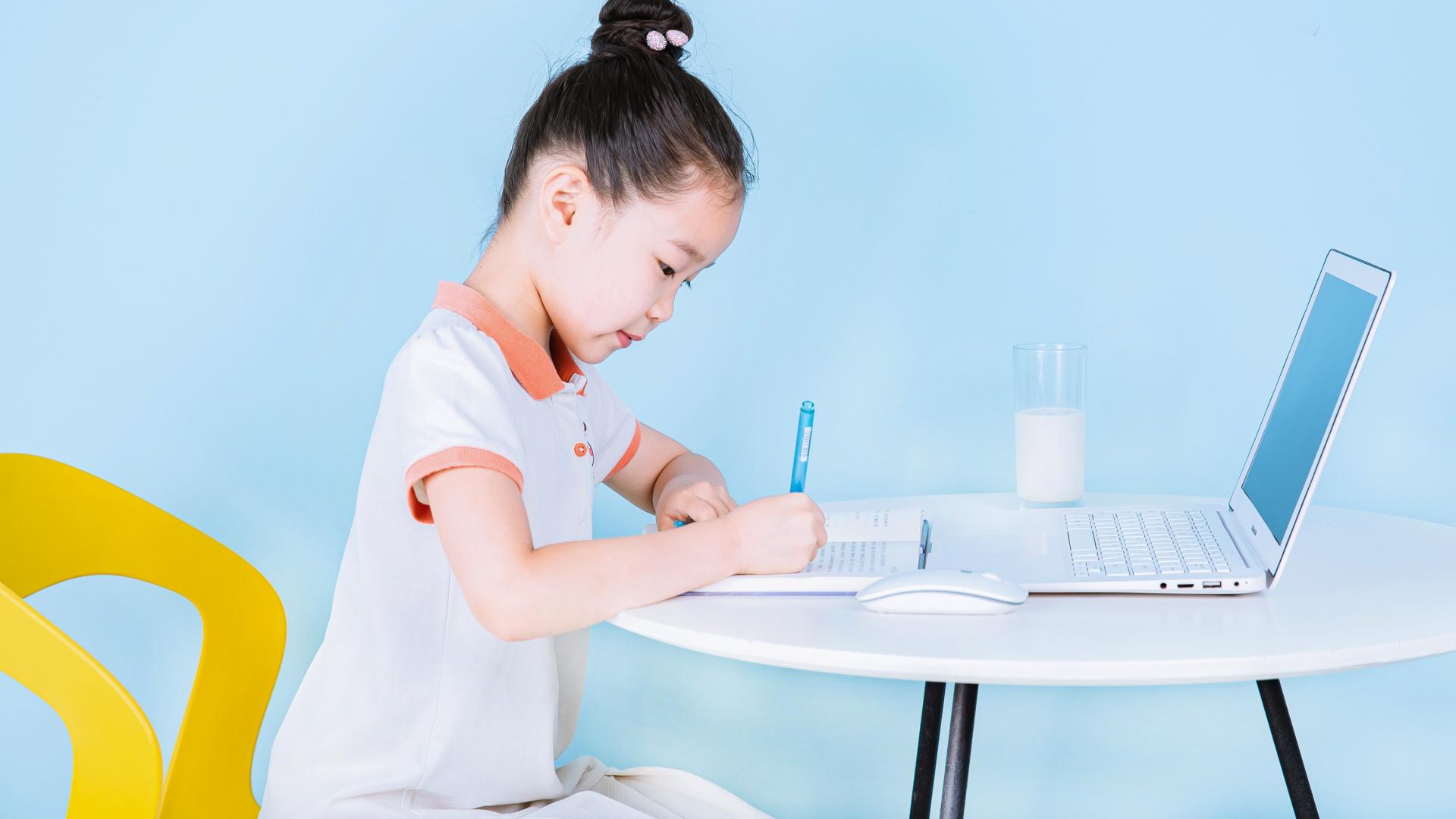 孩子总爱磨蹭咋办？催促一点用都没有，用这4招才能让娃不拖拉