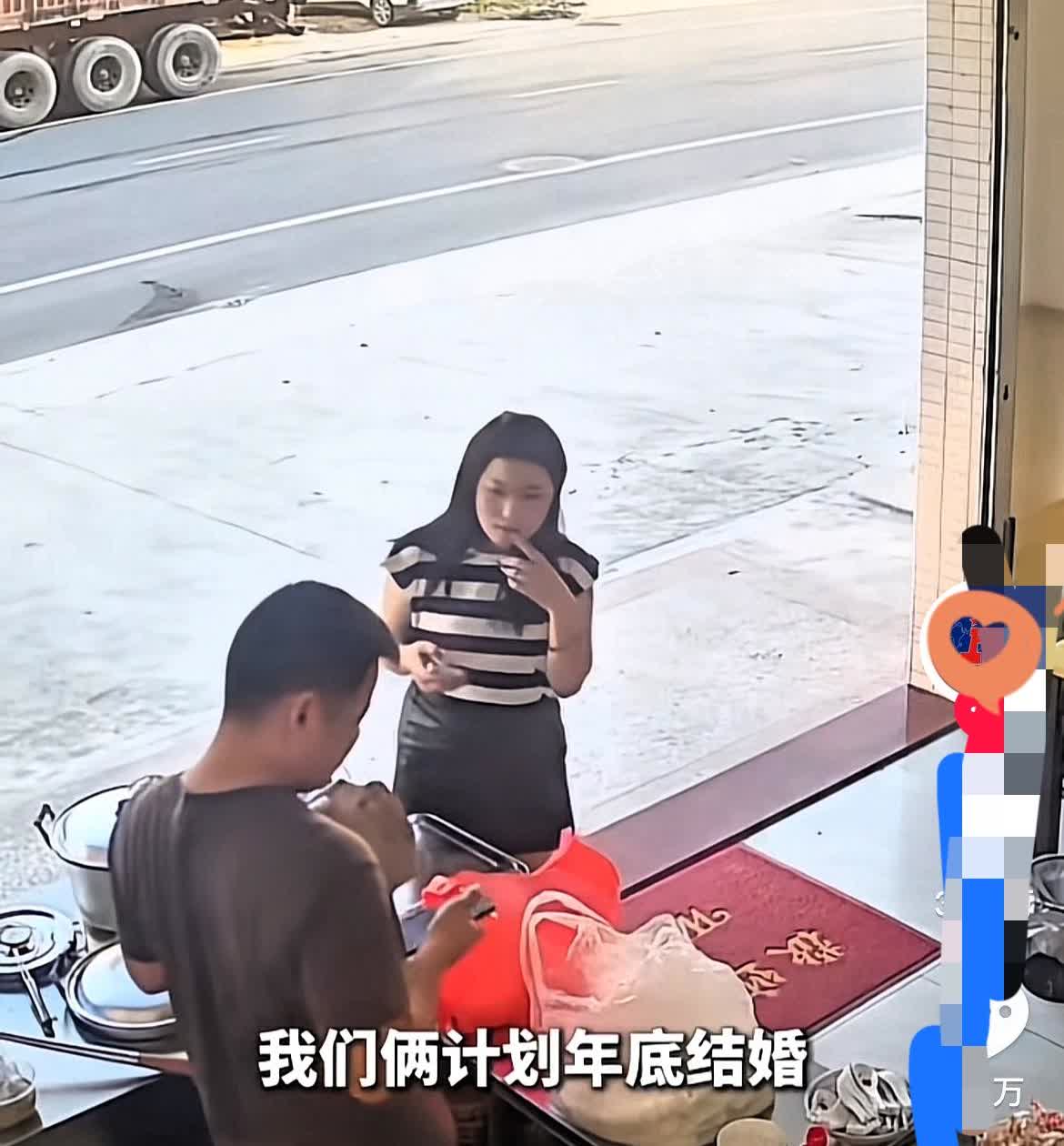 “太有缘分了！”广东，一男子正在店门口卖早餐，突然看到一个熟悉的女子，男子瞬间惊