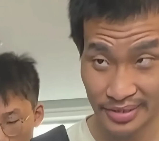 眼前的这位男子看起来像守村人，他确是中国数学界的泰斗