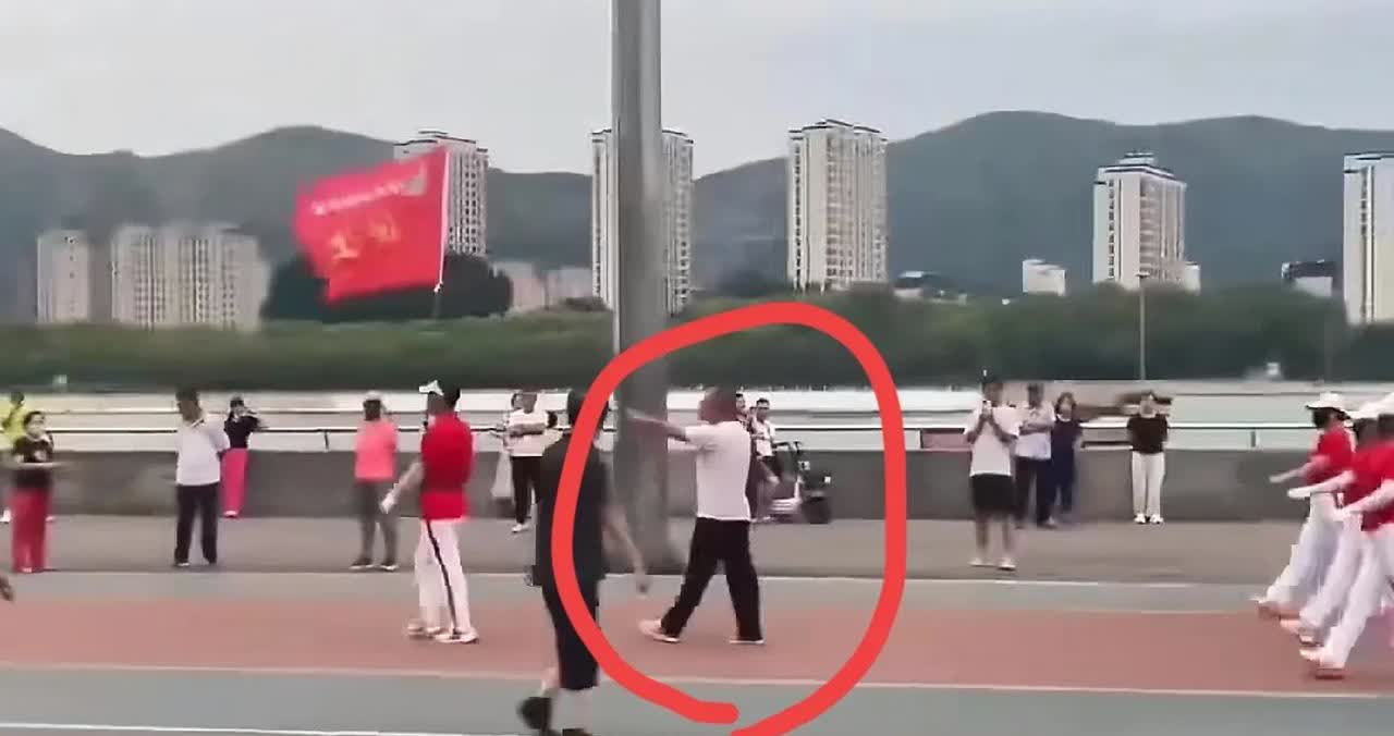 朝阳大凌河边出现一男子痛骂暴走团。虽然这种行为不文明，话语也非常粗俗难听，但很多