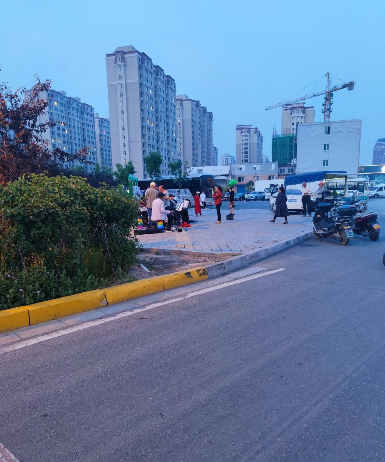 为啥说太和这边人有素质呢？唱歌都挑个好地方，今天溜达发现这个道口这聚集了好多人，