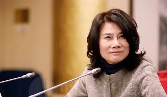 2004年，董明珠像发狂的母狮子大吼：“你们9亿就要把格力卖给老美，休想！”领导