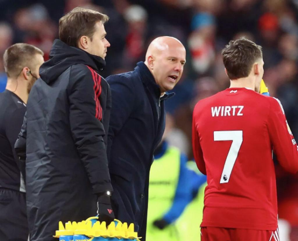 现在打击利物浦的策略就是 重兵囤积中场 只要阻止利物浦的中路渗透 基本上利物浦的