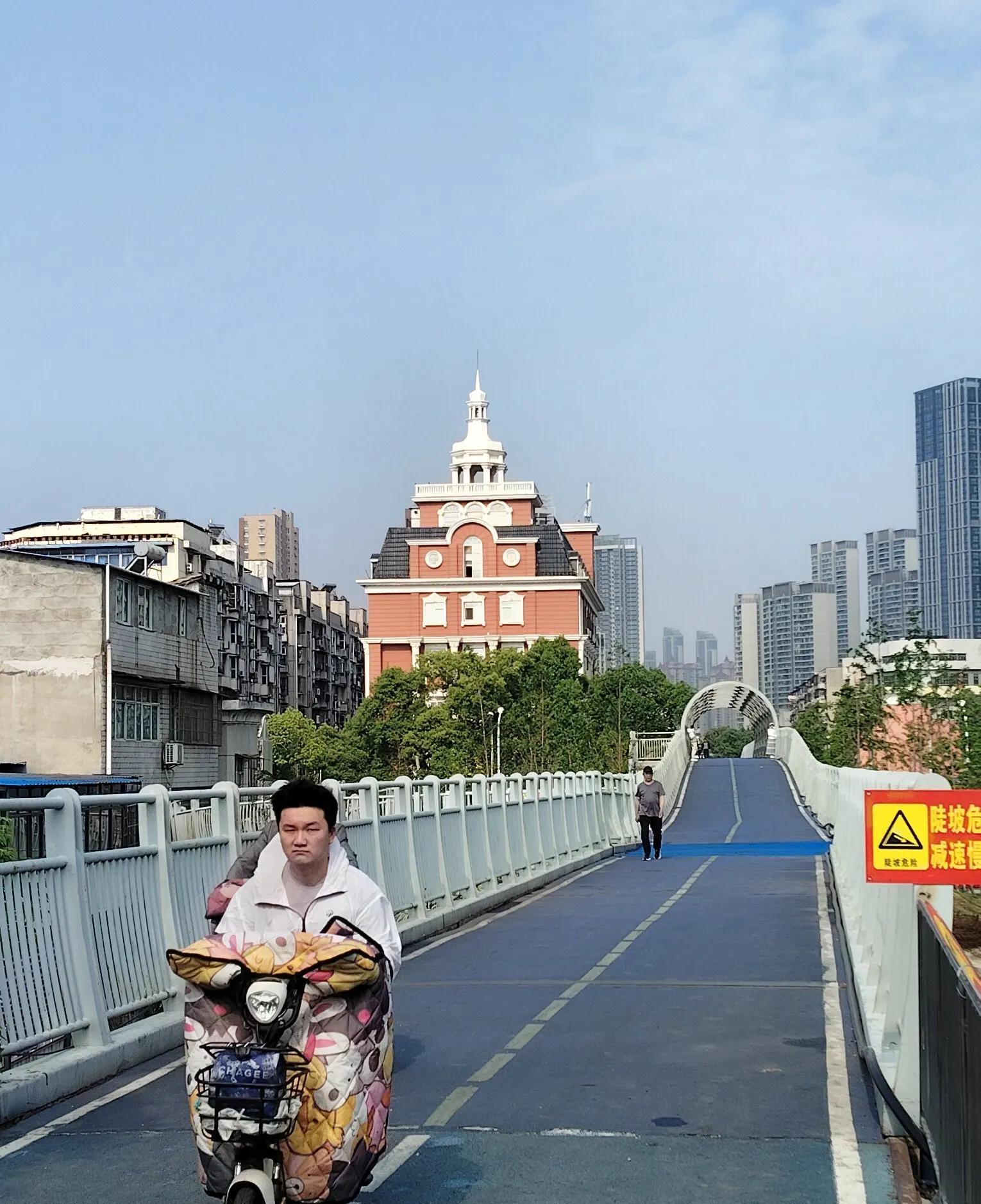 一个大武汉，一个大上海。



我常常乘坐武汉的地铁，却从未目睹过年轻人与老年人