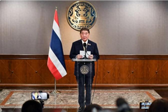 特朗普被晾在一边，泰柬跑马来西亚谈停火：美国没资格掺这局

特朗普又上头了。
