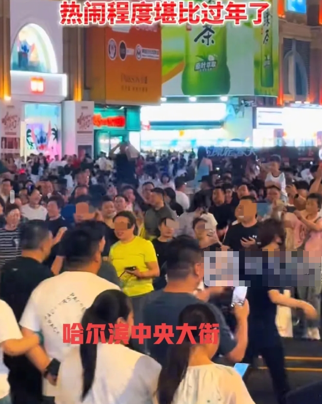 问哈尔滨人一个问题，
这是把端午节当春节过吗？
网上刷到的端午前夜的中央大街，人