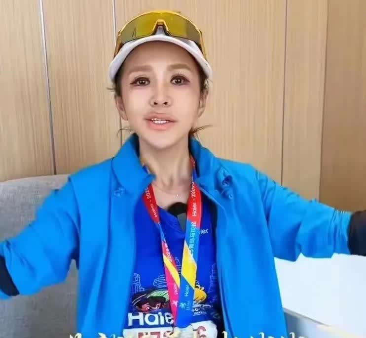 谁能告诉我，
这是央视主持人朱迅么？
本来漂漂亮亮的，
干嘛非要化这么浓的