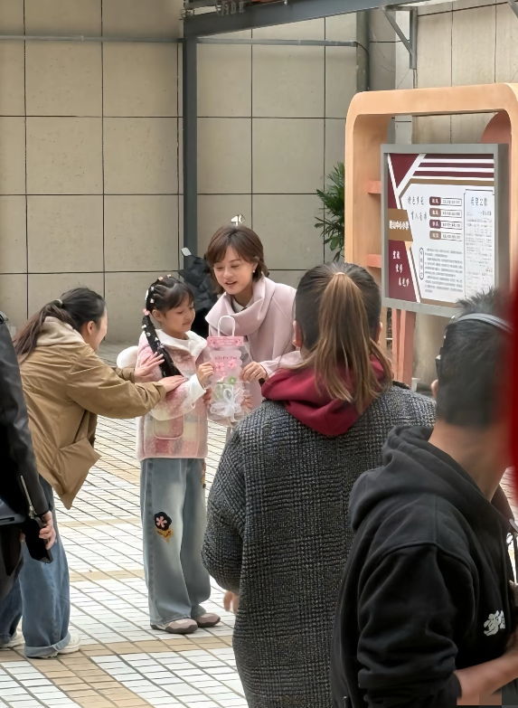 11月4日，孙俪现身无锡拍戏，一大早就被众人围观，导致路被堵了，不少居民吐槽，难