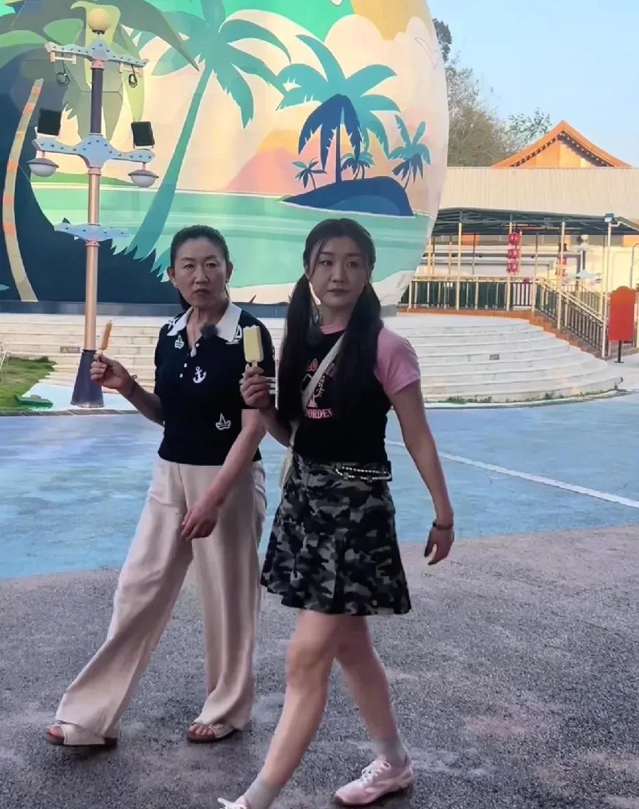 不知为啥频频参加综艺节目的梦姐现在的广告代言反而越来越少了呢？
按理说两届奥运女