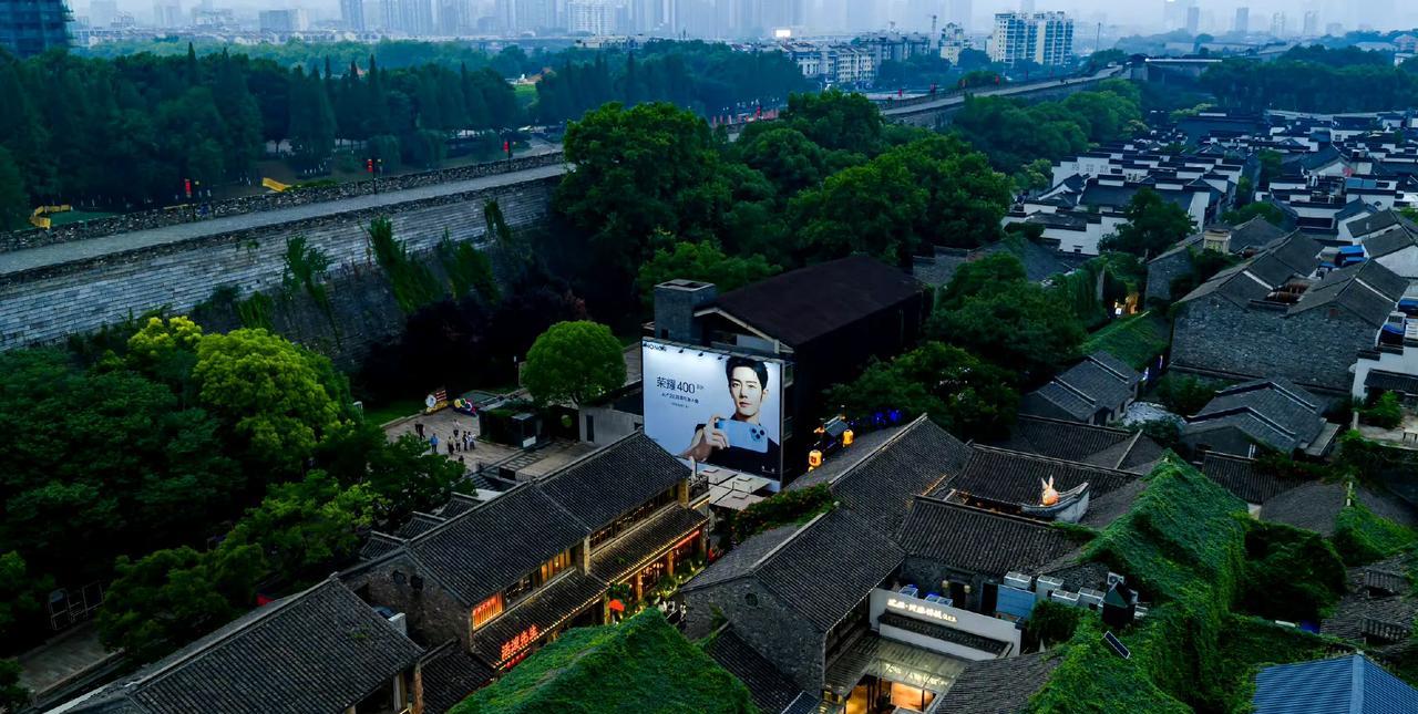 金陵城的肖战世界名画，搭配复古有年代特色的建筑，真的是一道亮丽的城市风景线，金陵