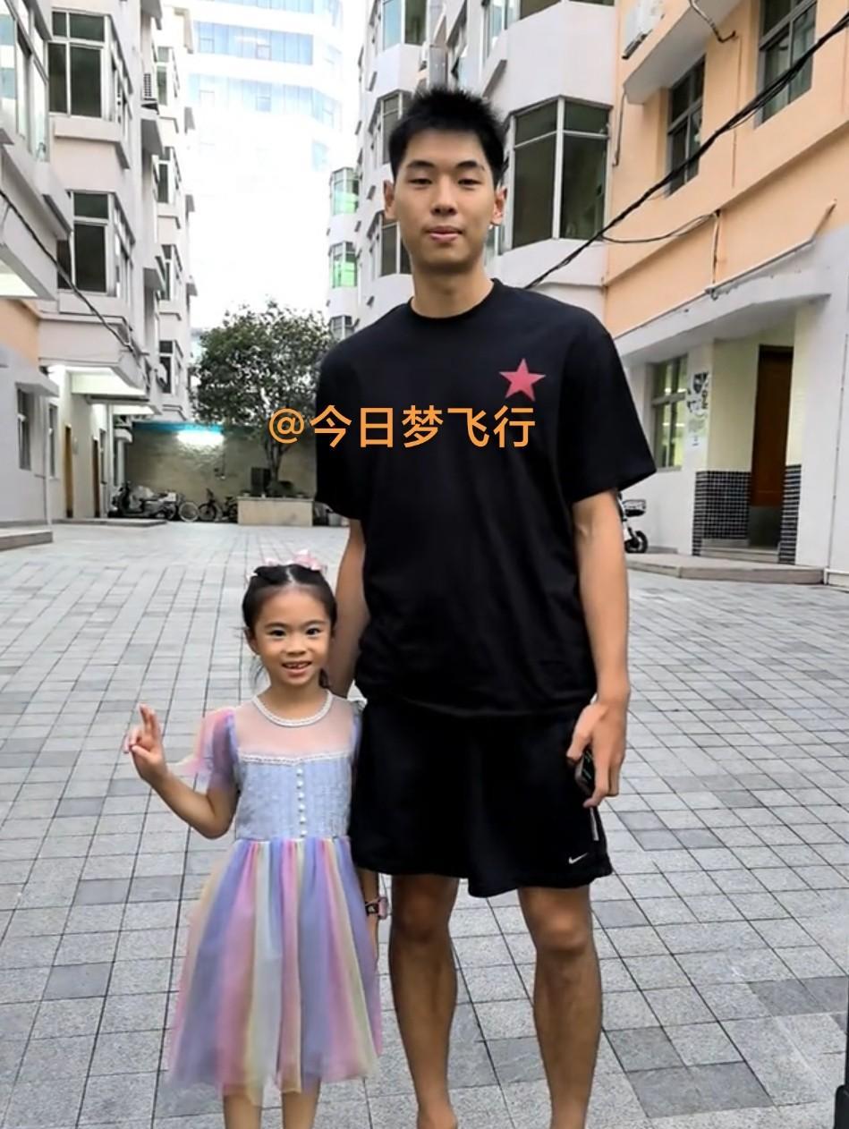 广东队今日有哪些球员在队训练？
双节假期，广东队在队球员仍在积极备战训练。今天下