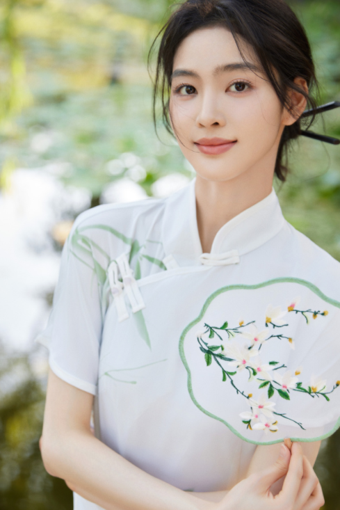 张凯莹古风旗袍韵味穿搭，还是很有感觉的！ ​​​