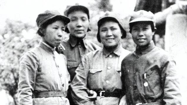 红军长征怎么过沼泽地的？一位女兵想出奇妙办法，轻而易举通过