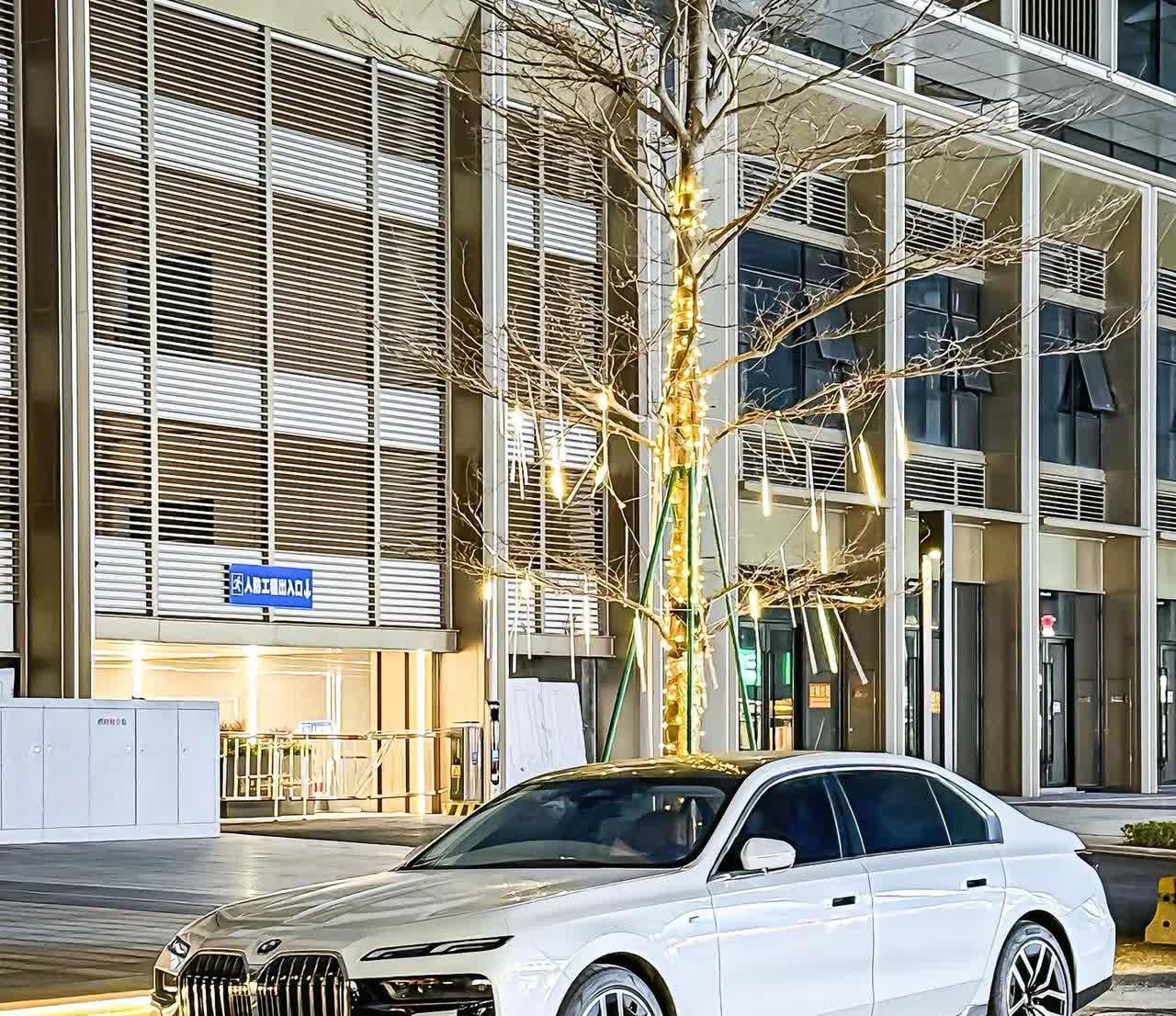 难得一见的G70白色宝马7系名副其实的白马王子 简洁大方高贵优雅 颜值上瞬间提升