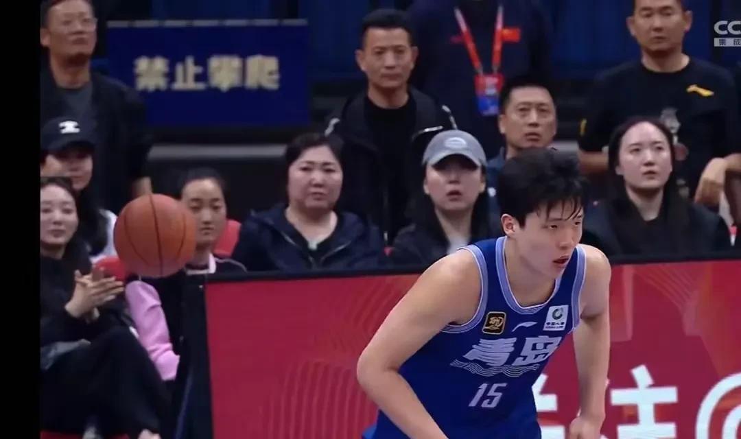 选秀顺位上涨！杨瀚森将赴美准备选秀
近日据美国知名体育媒体Tankathon，预