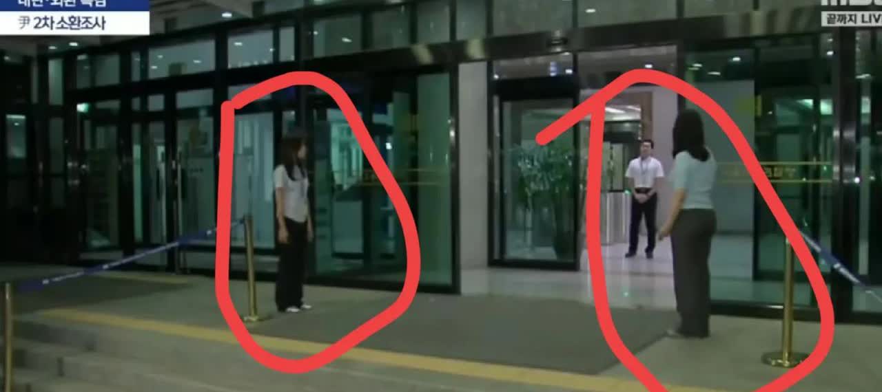 韩中央地方法院门口站的这么周正的两位美女，我一直以为是迎宾姐姐。

直到尹锡