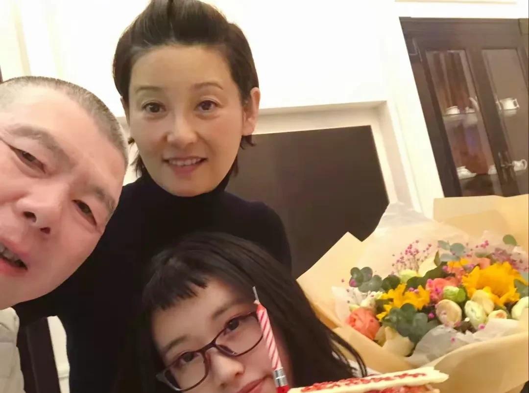冯小刚徐帆为养女徐朵庆19岁生日，温馨画面引关注
3月14日，冯小刚和徐帆的养女