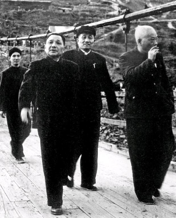 1965年12月1日，邓小平来到四川渡口市，视察新建成的金沙江吊桥。长征路上，金