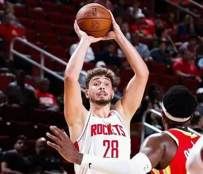 申京确实是现在火箭队的当家球星这个没问题，比赛最后时刻当家球星站出来单打收割比赛