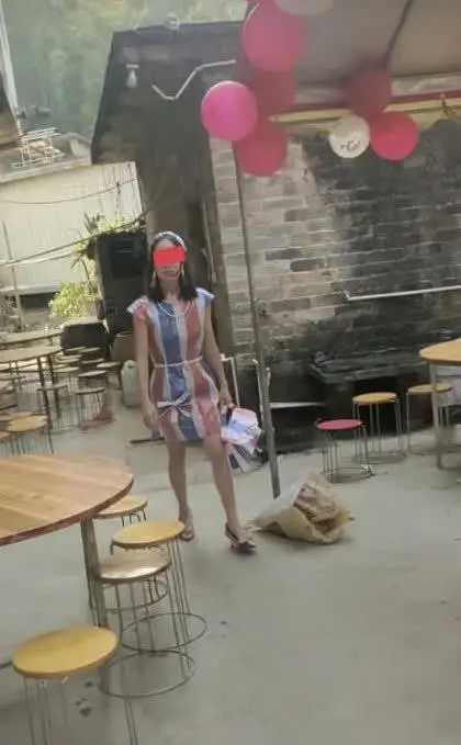 去参加这个婚礼， 这岂不是抢了新娘的风头