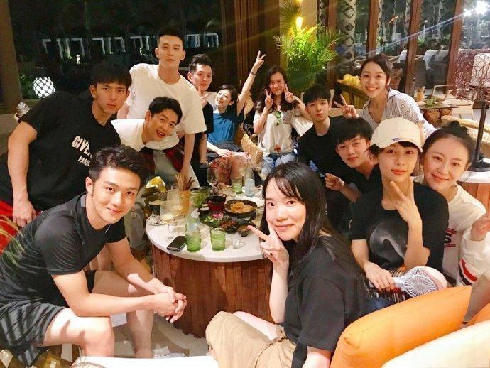 《亲爱的热爱的》大合影，承载着剧中诸多故事与情感，是现偶中令人难忘的经典画面。 