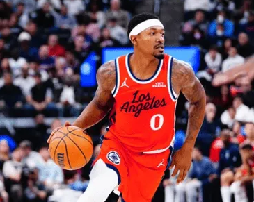 洛杉矶快船后卫布拉德利-比尔遭遇髋部骨折，将接受赛季报销级别的手术治疗。
对此，