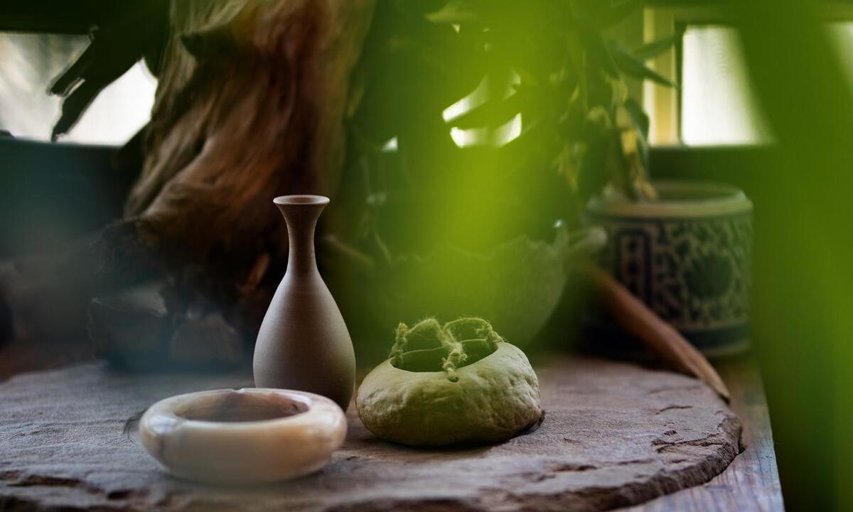 情宁彰底蕴，气定显格局。
琐事无争扰，繁情少虑焦。
怒时缄话语，愤处敛思遥。
静