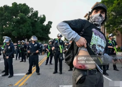 美国洛杉矶抗议者行为已经是遭到了警方屯严厉处置。这时候一些抗议者非常地愤怒，抱怨