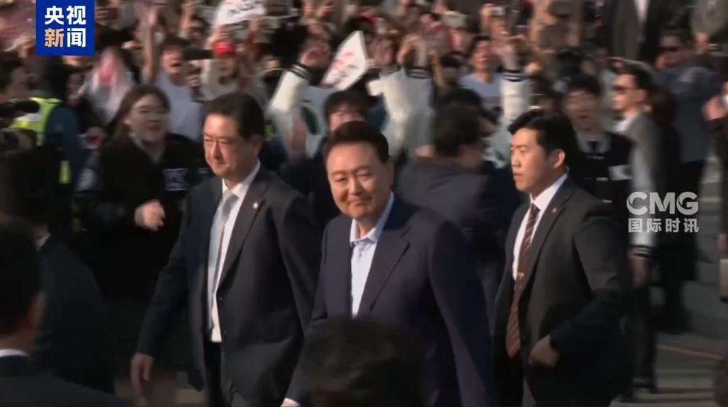 搬离总统官邸的尹锡悦，露出了一副比哭还要难看的笑容，等待他的可能是牢狱之灾

当