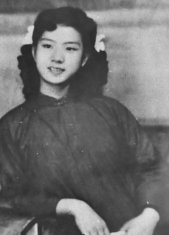 1949年，特务头子毛森抓捕了一名交际花小姐进行审讯。他用刀划开她的衣服，嘲笑道