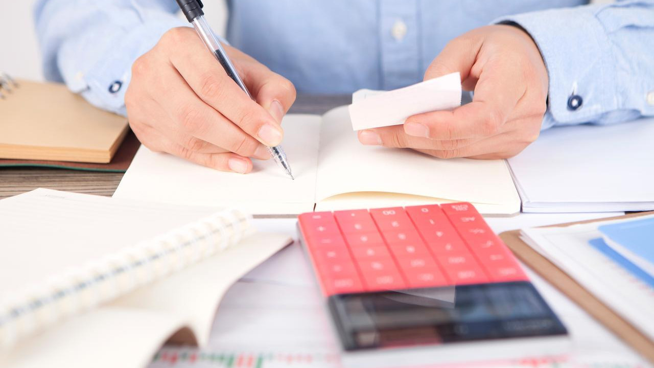 长期投标中，为什么“信息积累”比“单次命中”更重要？