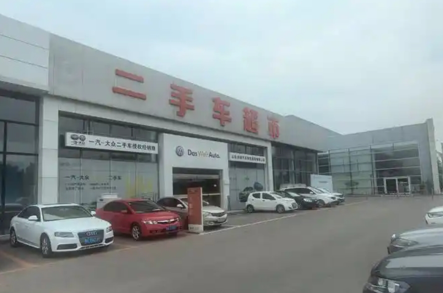 
我听一个修车的朋友说，他之前想买辆车代步，就跑去看二手车，然后果断离开去买新车