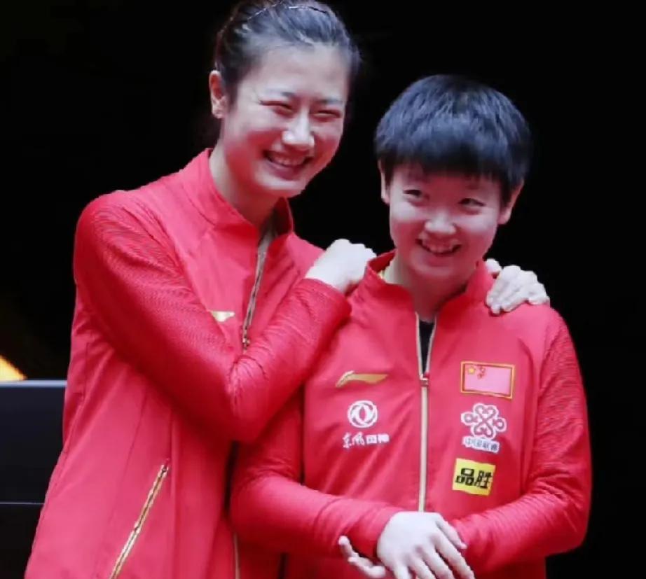 国乒两代人的温馨同框，这传承感绝了
谁懂啊！刷到丁宁和孙颖莎的同框，红队服一穿，
