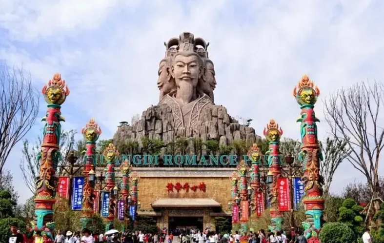 听说郑州市大学南路上那个皇帝千古情景区已经关门歇业了。

前几年一直不看好这个景