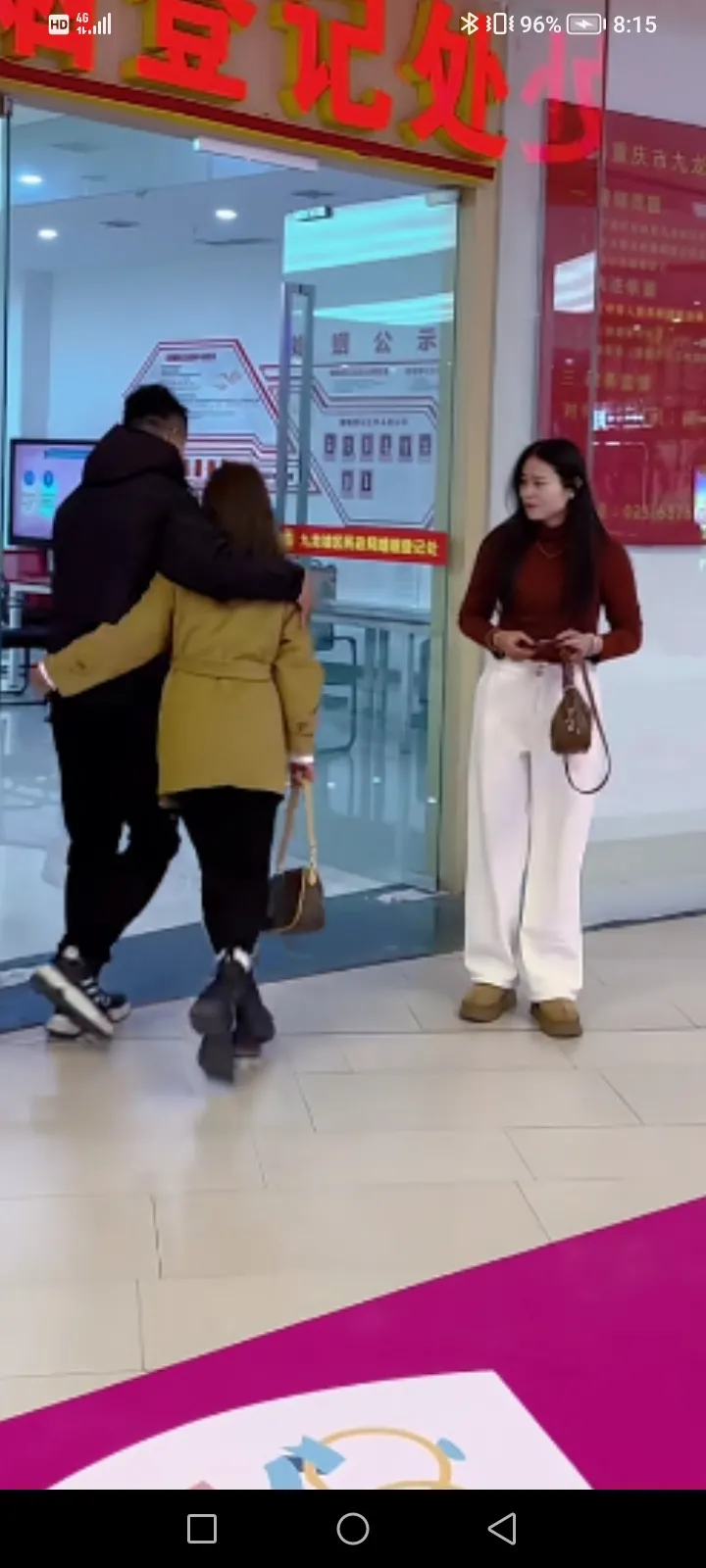 泪酸，妻子气得崩溃大哭，前脚刚和丈夫离婚，门都没出，后脚丈夫就和别的女人进去领结