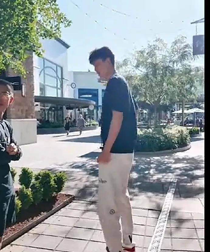 杨瀚森新发型亮相，感觉还可以更精神点！
杨瀚森最近在波特兰，理了发，租了房，当然