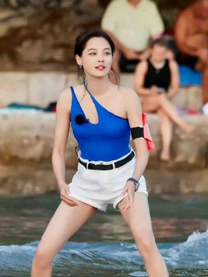 辛芷蕾将吊带裙玩出了花，原来不是衣服不好看，是你不知道怎么穿 ​​​