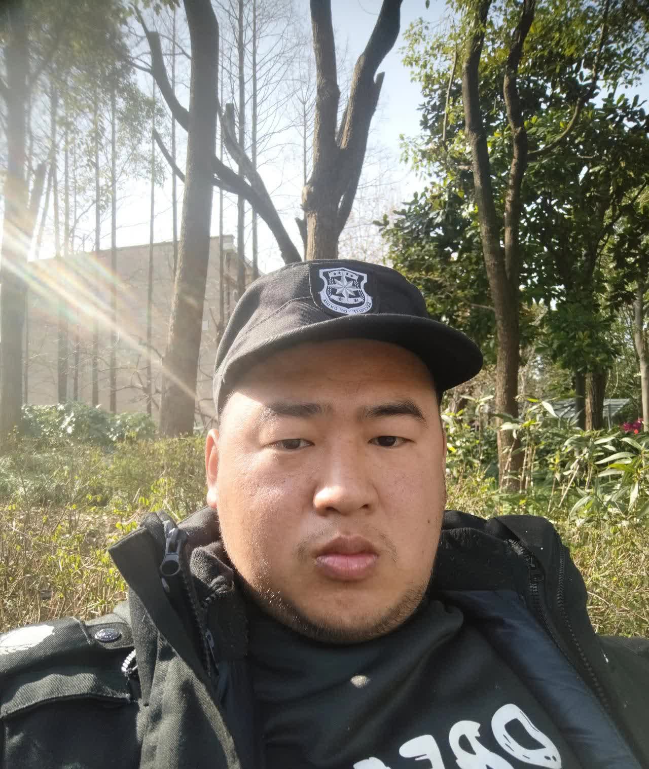 我发现我保安服一穿身上好多人看我不顺眼呢！昨天晚上五点多钟下班座地铁??回家，地