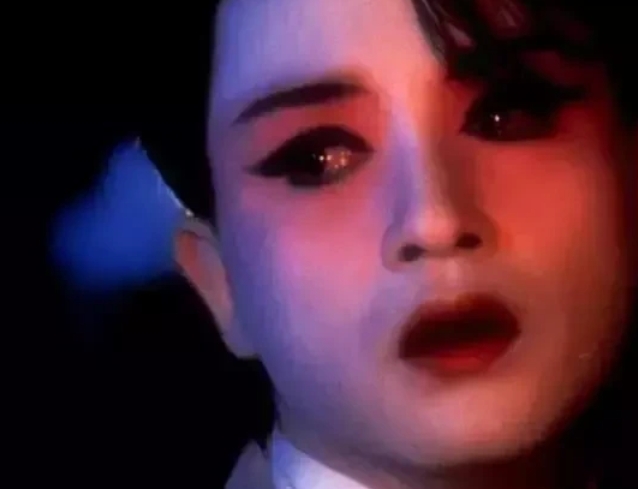 当年，陈凯歌找张国荣演《霸王别姬》的程蝶衣，张国荣沉默许久，看完剧本后，忽然起立