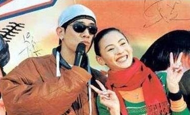2003年，陈小春张柏芝两人同游曼谷，游泳池旁张柏芝穿着比基尼，娇嗔地看着陈小春