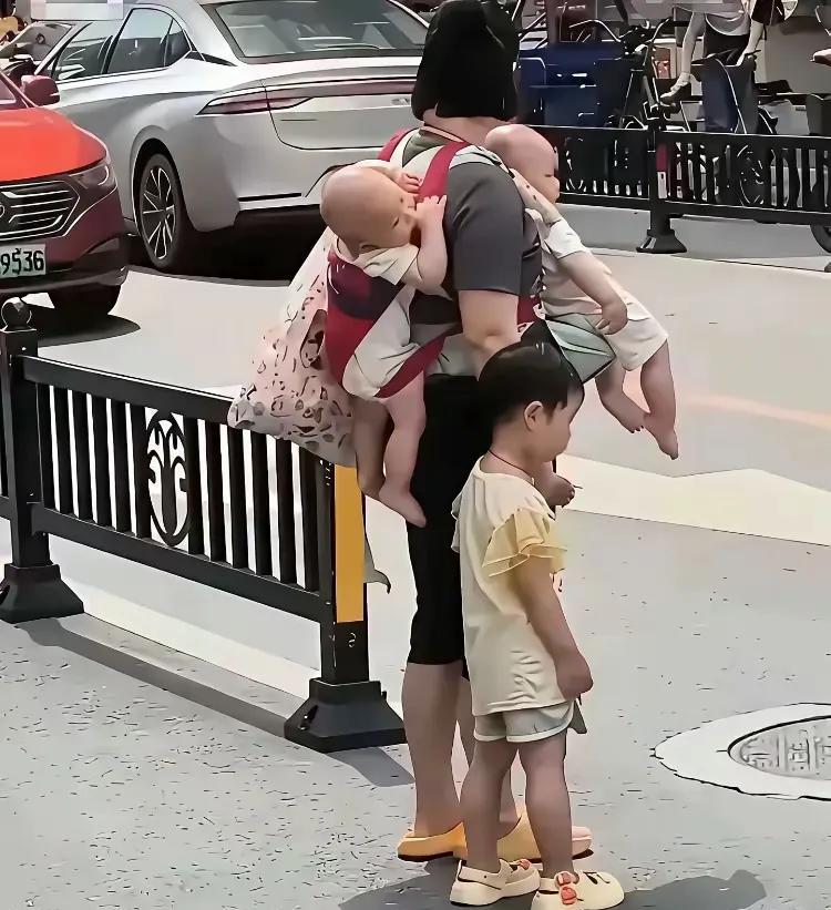 现在大街上很少看见一个妈妈带三个娃的了
