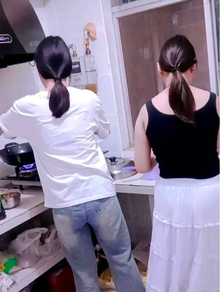选老婆看脸必后悔
重庆三姐妹相亲火了
小妹年轻漂亮最抢眼
男子却当场选了二