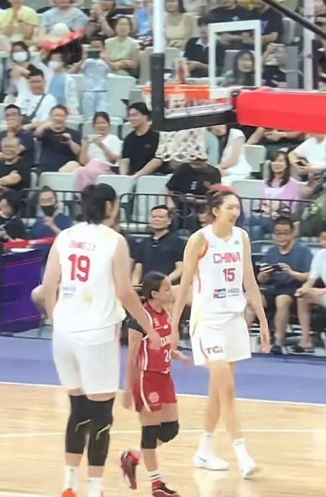 张子宇和韩旭两个巨人，把印度尼西亚女篮球员哈桑给包围了！

哈桑身高是1米68，