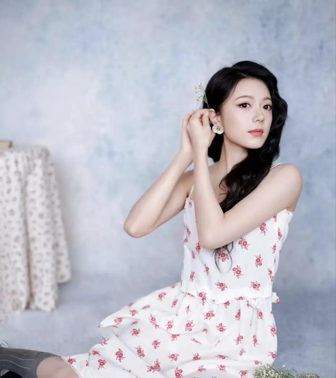 赵今麦身穿一身碎花裙亮相活动，俏皮灵动宛如邻家少女。看上去更加活泼可爱了。甜美中